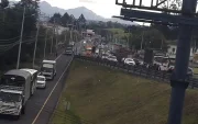 Buses, vehículos livianos y camiones ingresaron a Quito por la avenida Panamericana Sur, después del toque de queda.