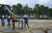 Trabajadores hacen labores en un pozo de petróleo de Petroecuador.