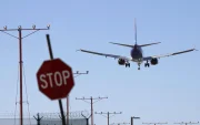Fotografía de referencia de un avión que desciende para aterrizar en Los Ángeles, California, EEUU.