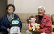 En ciudades como Chuncheon, se han distribuido miles de unidades con una tasa de aceptación superior al 80% entre los adultos mayores de 65 años.