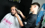 Con 14 años, Gael cursa tercer año de secundaria y se dedica a la barbería.