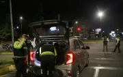Controles policiales y militares se desplegaron en distintos puntos de Quito durante el toque de queda.
