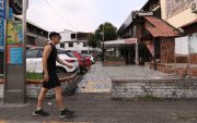 Aceras y áreas verdes están abandonadas afuera de los centros de diversión nocturna, en la avenida Rodolfo Baquerizo Nazur.