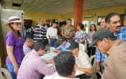 Agricultores conversan con representantes del Ministerio de Agricultura para vender el arroz al Gobierno.