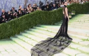 La modelo británica Cara Delevingne posa en la alfombra blanca de la Gala Met 2026.