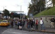 Usuarios esperan una unidad en la av. Mariscal Sucre. El gremio operará desde este 5 de mayo desde las 08:00.
