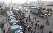 En Carapungo, los usuarios aguardan por un bus. La operación se inicia a las 08:00.