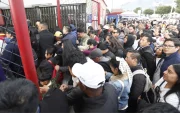 Usuarios hacen largas filas en Carapungo tras la reducción de horarios del transporte público en Quito.