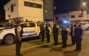 Referencial.Policías de Manabí permanecen en formación durante los operativos nocturnos por el toque de queda.