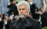 El cantante puertorriqueño apareció con prótesis hiperrealistas que simulaban arrugas, flacidez y manchas solares.