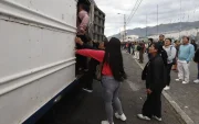 Los buseros paralizaron el servicio de transporte urbano en Quito este 5 de mayo de 2026. Las personas buscaron formas de llegar a sus destinos: viajaron en camiones, furgonetas, taxis.