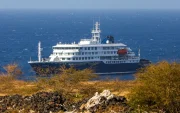 El crucero holandés MV Hondius (atrás), anclado frente a la costa de la ciudad de Praia en la isla de Santiago, Cabo Verde, este lunes 4 de mayo de 2026,