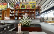 En el mercado 12 de Abril se colocó una ofrenda floral y unas velas en memoria de Ana Tosi, quien fue asesinada en su vivienda el reciente fin de semana.