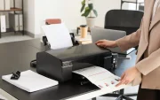 Las impresoras conectadas pueden recibir instrucciones de bloqueo en tiempo real si el sistema detecta irregularidades en la suscripción.