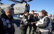 El mandatario Javier Milei (d) saludando a integrantes del portaaviones USS Nimitz este jueves, en Mar del Plata (Argentina).