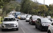 Tráfico vehicular se intensifica en una de las principales vías de Quito ante la reducción del servicio de transporte público.