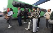 Usuarios en condiciones de salud vulnerables esperan largas filas ante la falta de buses en la capital ecuatoriana.