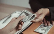 Las personas que laboren en feriados recibirán el 100% de compensación.