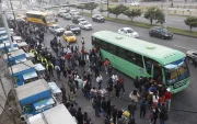 La falta de unidades de transporte público complicó la movilidad en varios sectores de Quito.