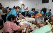 Profesionales enseñan arte a adultos mayores.