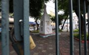 El monumento a la Madre, inaugurado en 1948, está en un parque del centro de Guayaquil cuyas puertas están cerradas con candados.