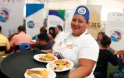 María Carranza sirve alimentos como parte del proyecto de seguridad alimentaria Manos que Alimentan este 28 de abril de 2026.