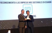 Representantes de General Motors Ecuador en la entrega del reconocimiento regional.