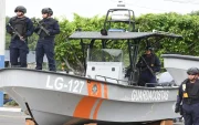 Estados Unidos entregó tres lanchas guardacostas a la Armada de Ecuador, como parte de un paquete de 12 embarcaciones, las cuales servirán para combatir el narcotráfico en altamar.