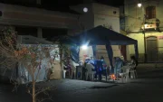 Los comerciantes del mercado La Merced continúan organizando turnos y durmiendo en carpas durante las noches para impedir el ingreso de maquinaria al recinto.