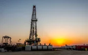 El proceso de fracking es es una técnica para extraer petróleo o gas que consiste en inyectar agua, arena y químicos a muy alta presión en formaciones de roca profunda para fracturarlas.