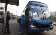 Pasajeros retoman sus actividades en medio de incertidumbre por tarifas de transporte