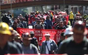 Integrantes de la Central Obrera Boliviana (COB) participan en una protesta contra la gestión del Gobierno este martes, en La Paz (Bolivia).