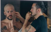 Bad Bunny durante el proceso de caracterización previo a su aparición en la Met Gala 2026.