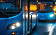Referencial. El conductor es grabado mientras lleva al bebé en el volante del bus en Quito.