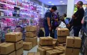 Entre lo incautado en el sector de La Bahía, en Guayaquil, había cosméticos y dispositivos médicos sin certificación sanitaria obligatoria.