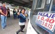 Usuarios del transporte urbano en Guayaquil abordan una unidad, en medio del debate por el nuevo esquema de pasajes diferenciados propuesto por el Municipio.