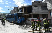 El bus se impactó contra una vivienda y alcanzó al joven que llegaba de su trabajo.