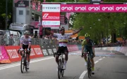 Jhonatan Narváez (c) competirá en el Giro de Italia 2026.