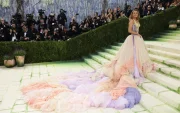 La Met Gala reafirmó su poder como vitrina cultural, donde la moda, el maquillaje y las celebridades se unen para crear tendencias que trascienden la alfombra roja.