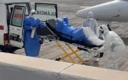 Uno de los pacientes con sospecha de hantavirus, evacuado del crucero. Compartida por el director de la OPS, Tedros Adhanom Ghebreyesus.