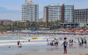 Turistas y familias aprovechan el feriado en la playa de Salinas, uno de los destinos más visitados durante los fines de semana largos en Ecuador.