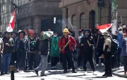 Manifestantes se enfrentan con la policía al intentar llegar a la sede de la Presidencia de Bolivia, este miércoles en La Paz (Bolivia).