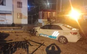 El patrullero se impactó contra una pared y con las motos que estaban estacionadas.