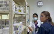 La vicepresidenta María José Pinto, cuando era también ministra de Salud, en la farmacia del Centro de Salud de Catamayo, en febrero 2026.
