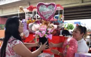 Guayaquileños compran arreglos florales y detallitos para sus mamás.