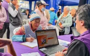 Una adulta mayor pregunta sobre el acceso a las ayudas sociales.