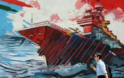 Un iraní camina junto a un mural anti-EE.UU. e Israel en una calle de Teherán.