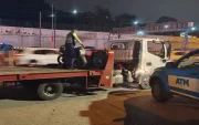 ATM sanciona a agente captado con la placa tapada en Guayaquil.
