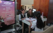 Una persona compra las entradas para la fiesta y comida que habrá en el Hilton Colón en Guayaquil, para celebrar el Día de la Madre.