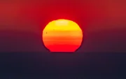 El sol se pone sobre la línea del horizonte en el mar, en una imagen de archivo.